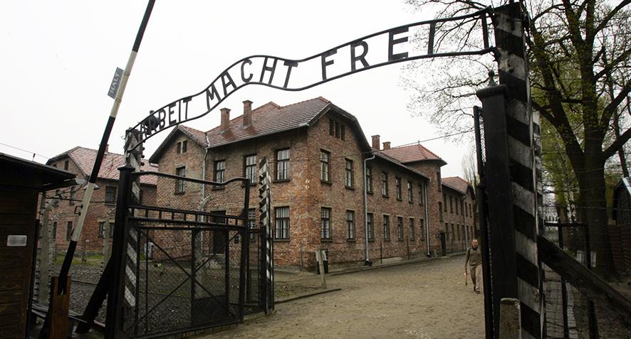 “Arbeit macht frei”: “Çalışmak insanı özgürleştirir