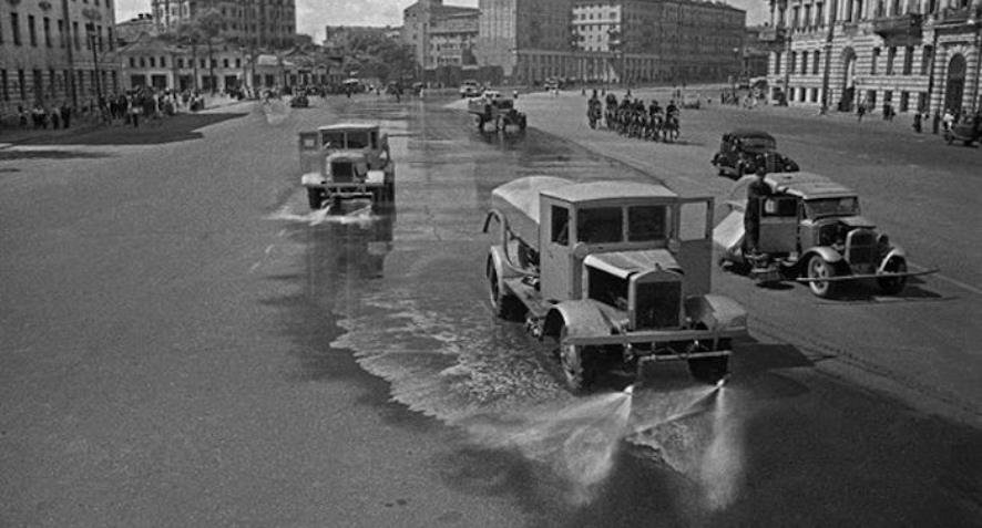 Tutsak Nazi askerlerinin Kızıl Meydan’daki yürüyüşü sonrası Nazi postallarının değdiği yerler yıkanıyor…