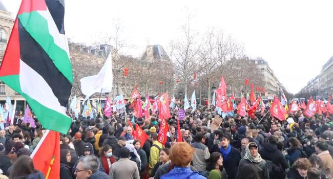 Paris'te binler faşizme karşı yürüdü